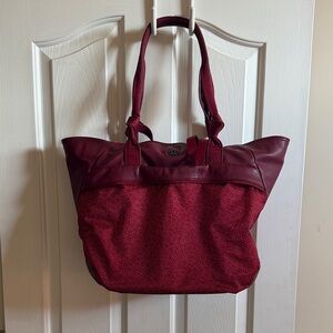 🍋 Lululemon: Elegant Burgundy Tote Bag